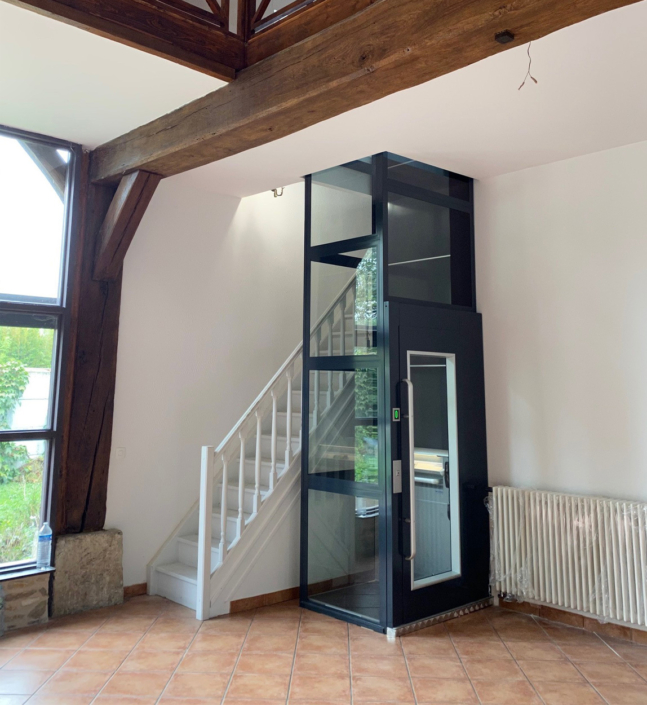 Shaftless elevator in home