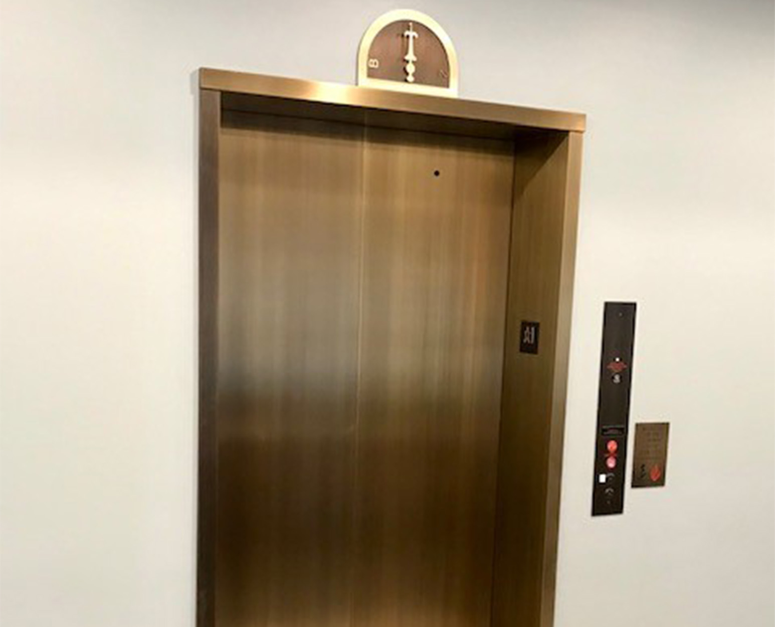 Elevator with level indicator dial